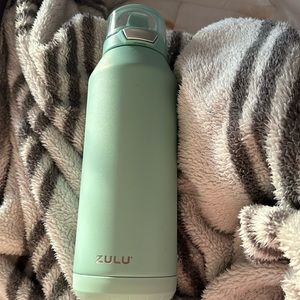 Blue Zulu water bottle.